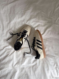 JS3942 adidas Samba OG Cream White Sand Strata – detail hieltab en tonglabel met klassieke 3-Stripes branding