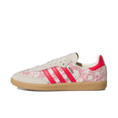 adidas Samba OG Liberty London Better Scarlet – zijaanzicht van de rode suede sneaker met witte 3-strepen en gumzool via Snrkickz