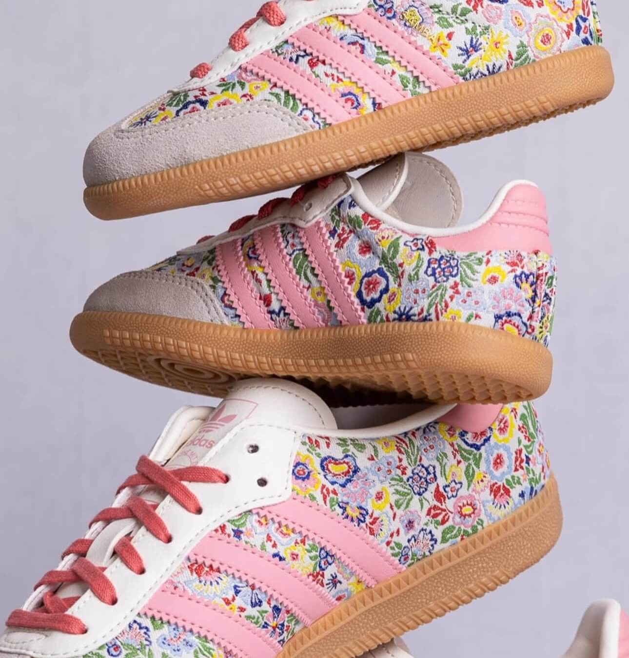 JS3934 adidas Samba OG Liberty London Floral Embroidery (Women’s) – detail tonglabel en hieltab met Liberty London-branding