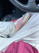 JS3934 adidas Samba OG Liberty London Floral Embroidery (Women’s) – close-up van Liberty London bloemenborduursel op suède overlays