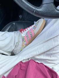 JS3934 adidas Samba OG Liberty London Floral Embroidery (Women’s) – close-up van Liberty London bloemenborduursel op suède overlays