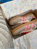 JS3934 adidas Samba OG Liberty London Floral Embroidery (Women’s) – model draagt Normaal / True to size sneaker in botanische streetwear look