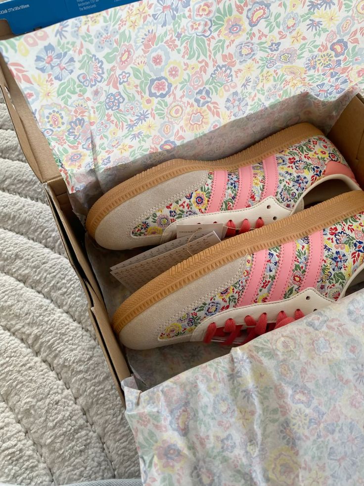 JS3934 adidas Samba OG Liberty London Floral Embroidery (Women’s) – model draagt Normaal / True to size sneaker in botanische streetwear look