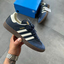 JS3938 adidas Samba OG Night Navy Gum – model draagt Normaal / True to size sneaker in clean streetwear met lichte denim