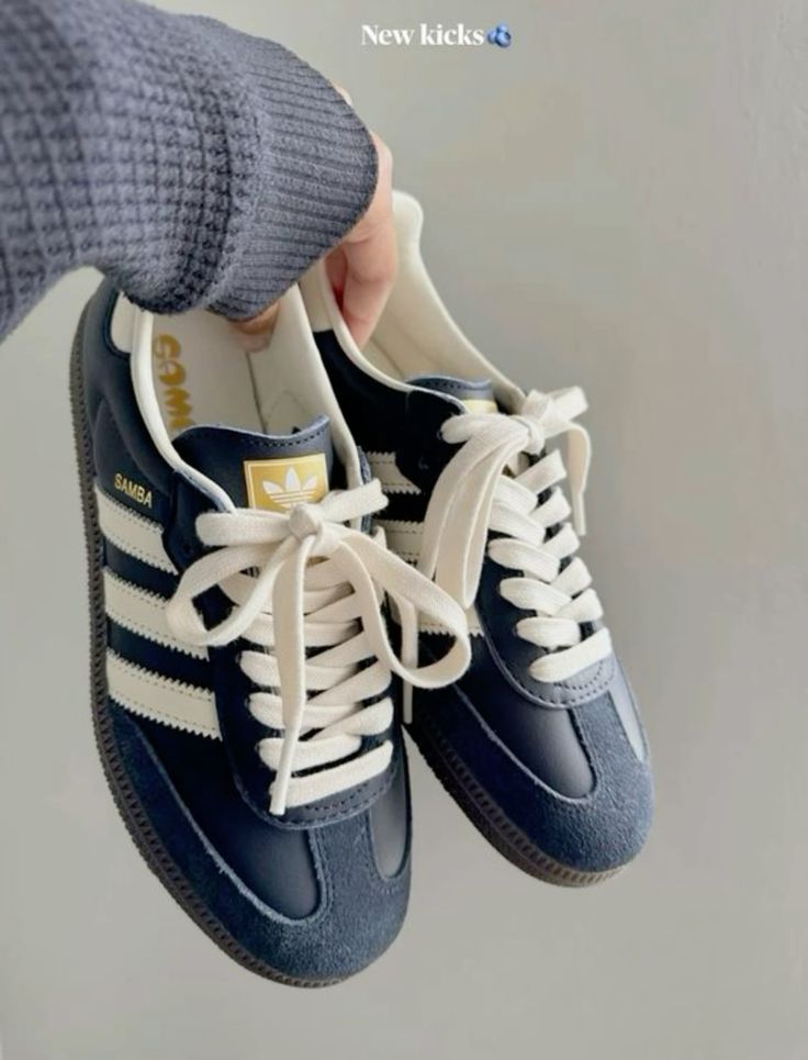 JS3938 adidas Samba OG Night Navy Gum – detail hieltab en tonglabel met klassieke 3-Stripes branding