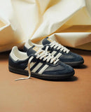 JS3938 adidas Samba OG Night Navy Gum – close-up leren upper in donkerblauw en gum rubber outsole