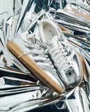 JR0035 adidas Samba OG Silver Metallic Cracked Leather – close-up cracked leather detail op upper met core white zool