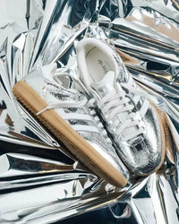 JR0035 adidas Samba OG Silver Metallic Cracked Leather – close-up cracked leather detail op upper met core white zool
