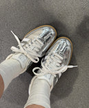 JR0035 adidas Samba OG Silver Metallic Cracked Leather – model draagt Normaal fitting sneaker in urban streetwear look