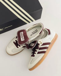 MN-SAMBA-WB-FB adidas Samba Nylon Wales Bonner Fox Brown – model draagt Normaal / True to size sneaker in casual streetwear styling met tapered jeans
