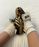 MN-SAMBA-PWB-LP adidas Samba Pony Wales Bonner Leopard – model draagt Normaal / True to size sneaker in urbane styling met tapered jeans