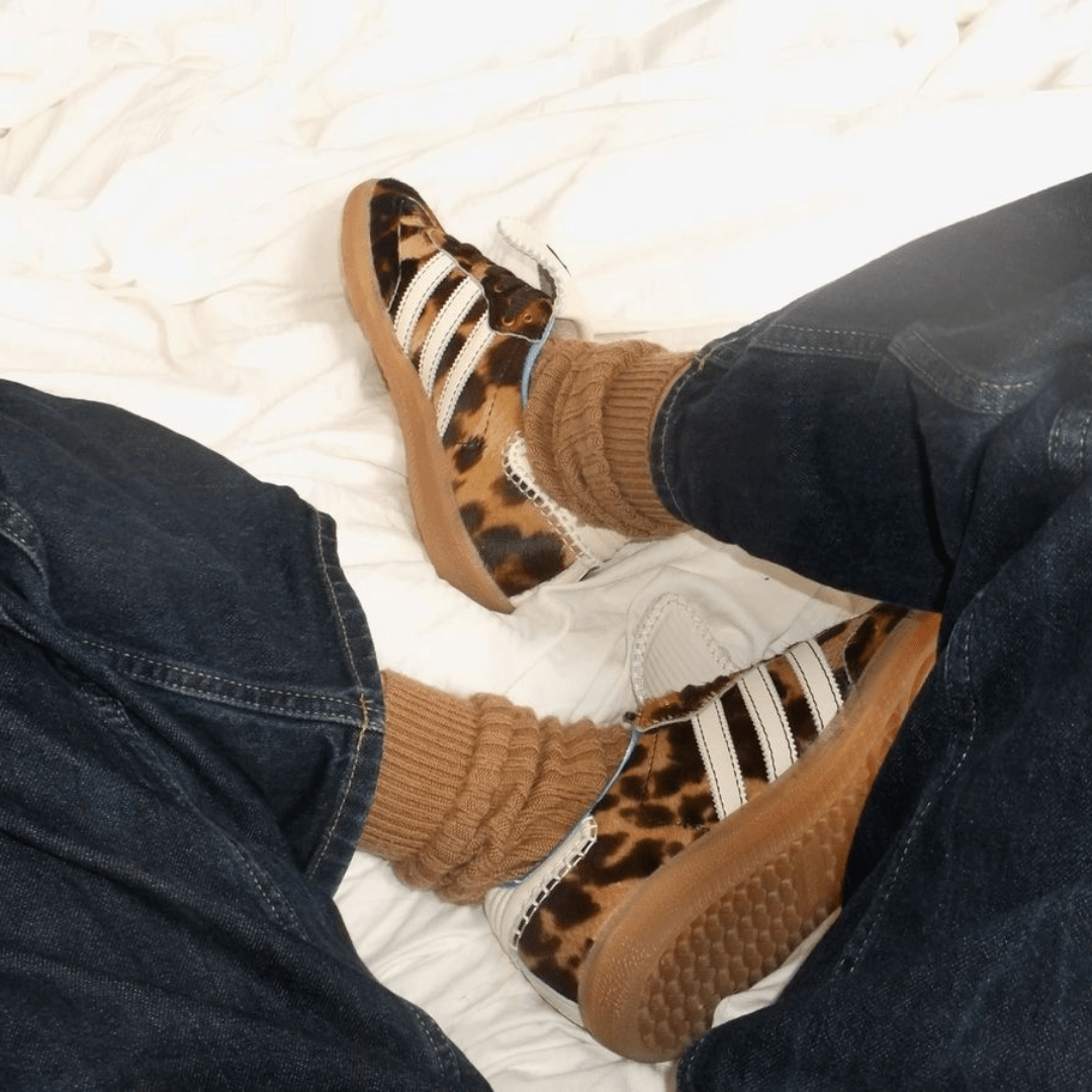 MN-SAMBA-PWB-LP adidas Samba Pony Wales Bonner Leopard – close-up ponyhair upper met contrasterend panterprint detail en witte 3-Stripes
