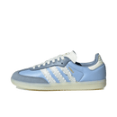 adidas Samba Ruffle Stripes Clear Sky voor dames – zijaanzicht van blauwe suède sneaker met witte franjes en gumzool via Snrkickz