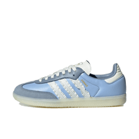 adidas Samba Ruffle Stripes Clear Sky voor dames – zijaanzicht van blauwe suède sneaker met witte franjes en gumzool via Snrkickz