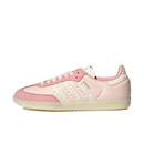 adidas Samba Ruffle Stripes Clear Sky voor dames – zijaanzicht van blauwe suède sneaker met witte franjes en gumzool via Snrkickz