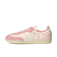 adidas Samba Ruffle Stripes Clear Sky voor dames – zijaanzicht van blauwe suède sneaker met witte franjes en gumzool via Snrkickz