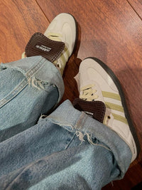 MN-SAMBA-WB-EB adidas Samba Wales Bonner Ecrtin Brown – close-up suède overlay in Ecrtin Brown en contrasterende witte 3-Stripes