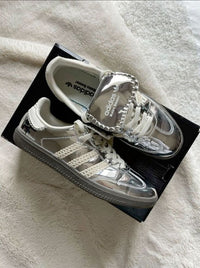 MN-SAMBA-WB-S adidas Samba Wales Bonner Silver – model draagt Normaal / True to size sneaker in urbane styling met tapered jeans