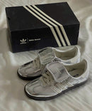 MN-SAMBA-WB-S adidas Samba Wales Bonner Silver – detail hieltab en tongue-label met Wales Bonner-branding