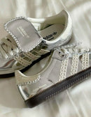 MN-SAMBA-WB-S adidas Samba Wales Bonner Silver – close-up metallic suède overlays en subtiele 3-Stripes