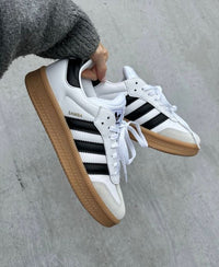 JS3936 adidas Samba XLG White Gum – model draagt Normaal / True to size sneaker in clean streetwear look