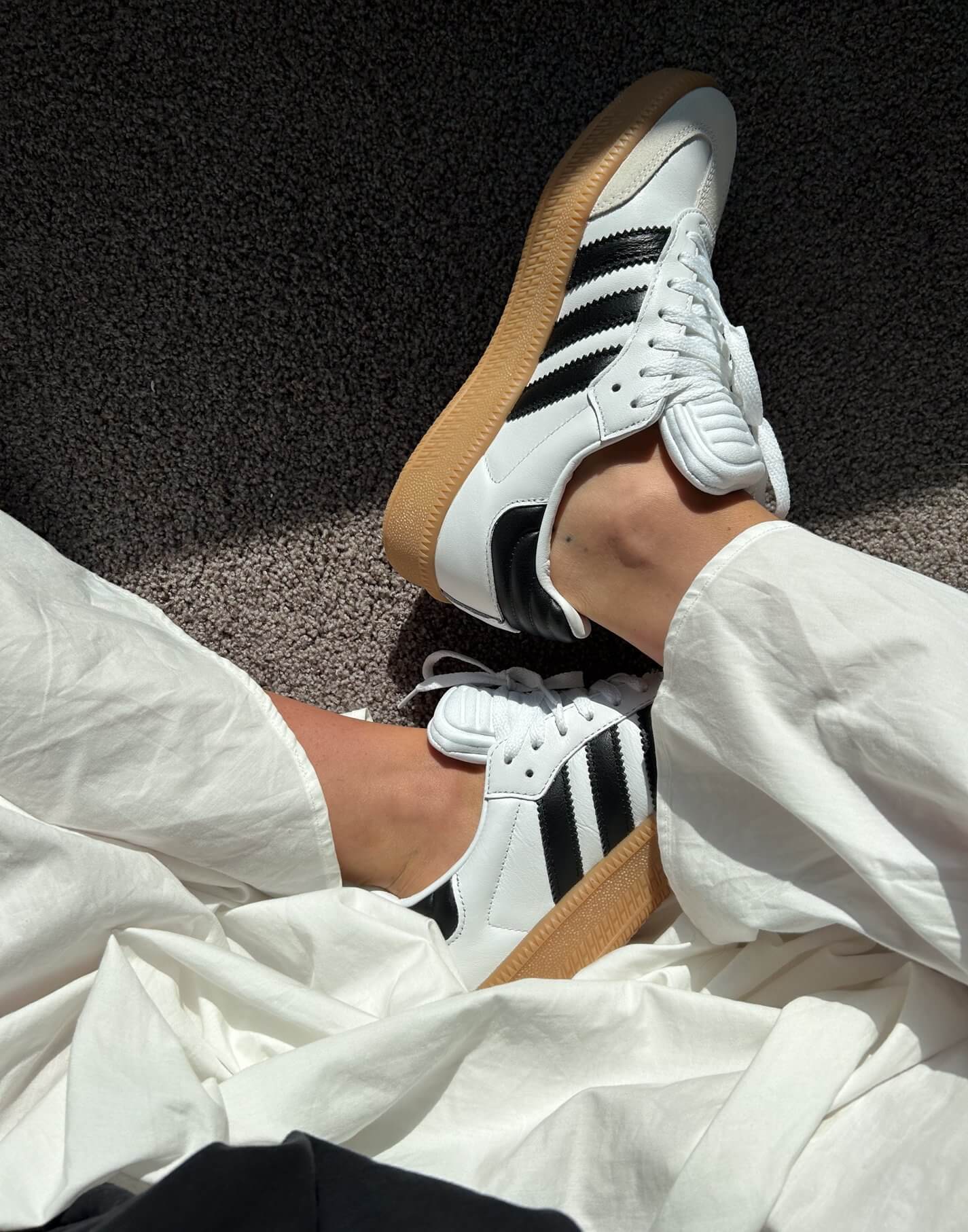 JS3936 adidas Samba XLG White Gum – close-up van witte leren upper en gum rubber outsole