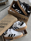 JS3936 adidas Samba XLG White Gum – detail hieltab en tonglabel met klassieke 3-Stripes branding