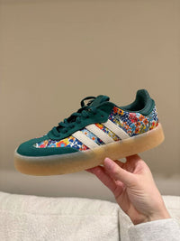 JS3933 adidas Sambae Liberty London Collegiate Green (Women’s) – detail hieltab en tonglabel met Liberty London-branding