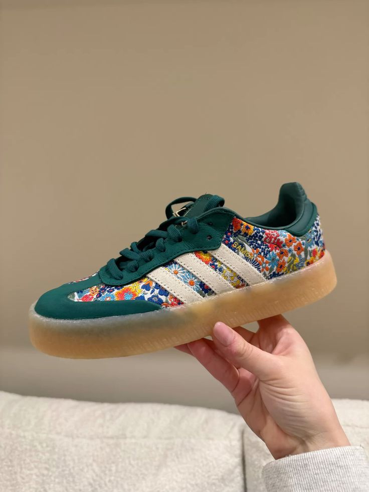 JS3933 adidas Sambae Liberty London Collegiate Green (Women’s) – detail hieltab en tonglabel met Liberty London-branding