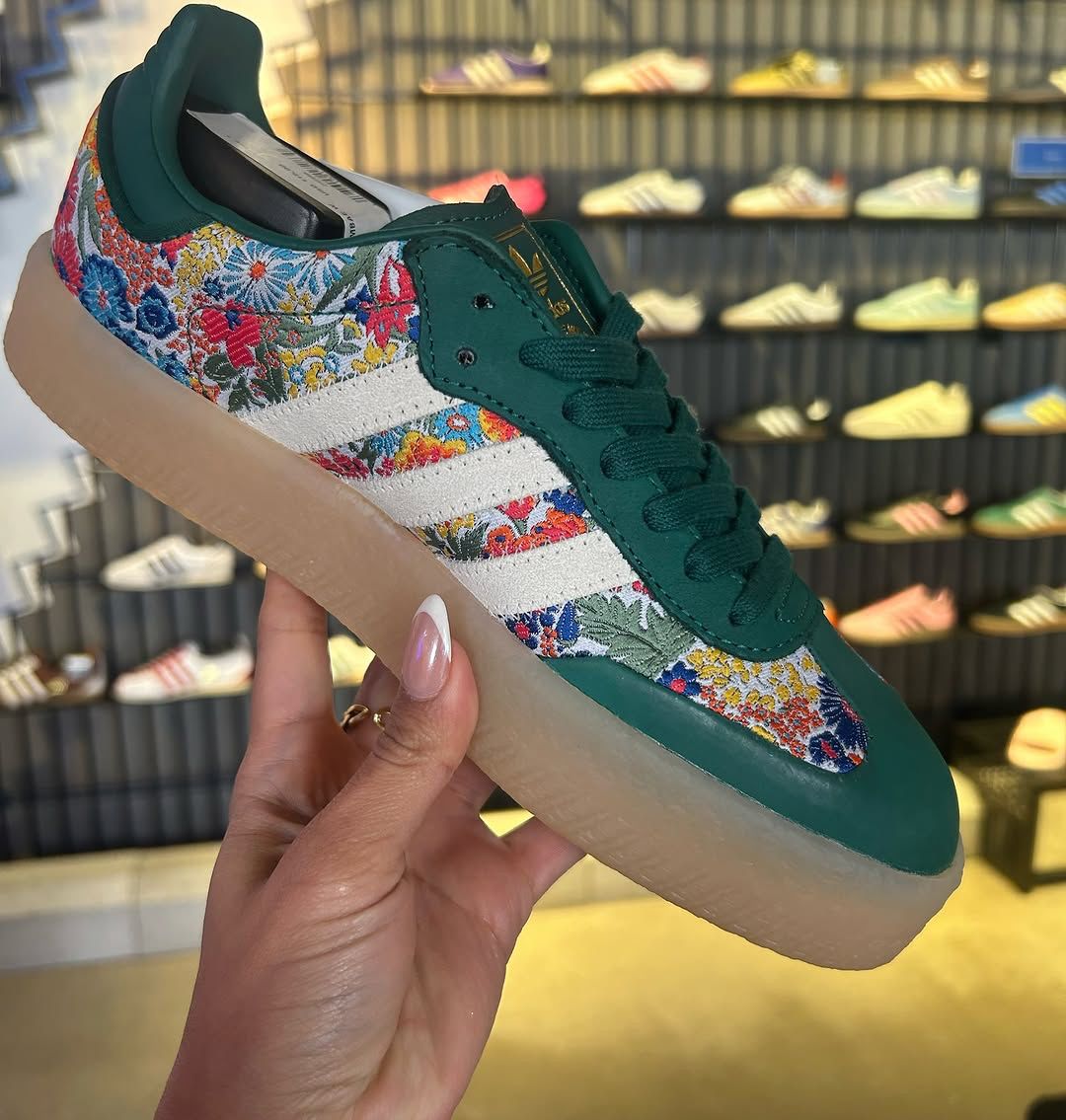 JS3933 adidas Sambae Liberty London Collegiate Green (Women’s) – model draagt Normaal / True to size sneaker in casual streetwear look