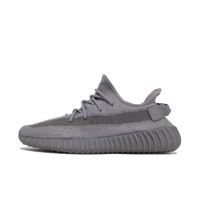 Zijaanzicht van de adidas Yeezy Boost 350 V2 Steeple Grey IF3219 met grijze Primeknit upper, subtiele strepen en doorzichtige midsole