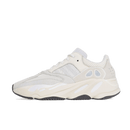 Zijaanzicht van de adidas Yeezy 700 Analog EG7596 met beige en crème suède overlays, mesh basis en retro dad sneaker look