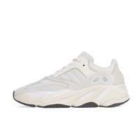 Zijaanzicht van de adidas Yeezy 700 Analog EG7596 met beige en crème suède overlays, mesh basis en retro dad sneaker look