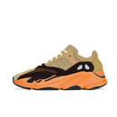 Zijaanzicht van de adidas Yeezy 700 Enflame Amber GW0297 met bruine mesh basis, suède overlays en feloranje midsole
