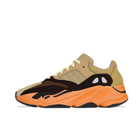Zijaanzicht van de adidas Yeezy 700 Enflame Amber GW0297 met bruine mesh basis, suède overlays en feloranje midsole