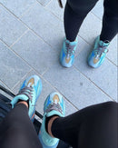 Adidas Yeezy 700 Faded Azure GZ2002 gedragen door twee personen op straat, met focus op de blauwe colorway en chunky midsole