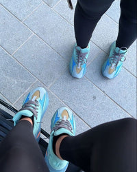 Adidas Yeezy 700 Faded Azure GZ2002 gedragen door twee personen op straat, met focus op de blauwe colorway en chunky midsole