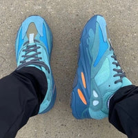 Adidas Yeezy 700 Faded Azure GZ2002 van bovenaf gefotografeerd, waarbij de turquoise tinten en oranje accenten goed zichtbaar zijn