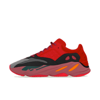 Zijaanzicht van de adidas Yeezy 700 Hi-Res Red HQ6979 met felrode mesh basis, zwarte en grijze overlays en chunky midsole