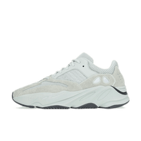 Zijaanzicht van de adidas Yeezy 700 Salt EG7487 met lichtgrijze suède en mesh upper en chunky retro midsole