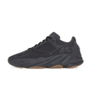 Zijaanzicht van de adidas Yeezy 700 Utility Black FV5304 met volledig zwarte suède en mesh upper en gum outsole