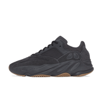 Zijaanzicht van de adidas Yeezy 700 Utility Black FV5304 met volledig zwarte suède en mesh upper en gum outsole