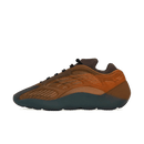 Zijaanzicht van de Yeezy 700 V3 Copper Fade met koperoranje bovenwerk en donkergrijze zool op witte achtergrond