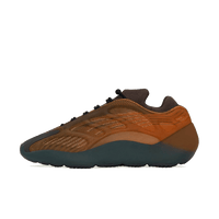 Zijaanzicht van de Yeezy 700 V3 Copper Fade met koperoranje bovenwerk en donkergrijze zool op witte achtergrond