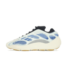 Zijaanzicht van de Adidas Yeezy 700 V3 Kyanite met blauw en wit gebalanceerde glow cage, romige zool en zwarte binnensok tegen witte achtergrond