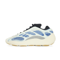 Zijaanzicht van de Adidas Yeezy 700 V3 Kyanite met blauw en wit gebalanceerde glow cage, romige zool en zwarte binnensok tegen witte achtergrond