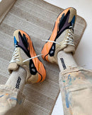 Close-up van de Adidas Yeezy 700 Wash Orange GW0296 met focus op de materialen en kleurencombinatie in de upper