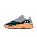 Zijaanzicht van de adidas Yeezy 700 Wash Orange GW0296 met grijze en zwarte overlays, teal accenten en feloranje midsole