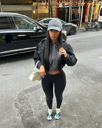 Adidas Yeezy 700 Wave Runner B75571 gedragen op straat, gecombineerd met sportieve outfit en zichtbaar oranje midsole-accent