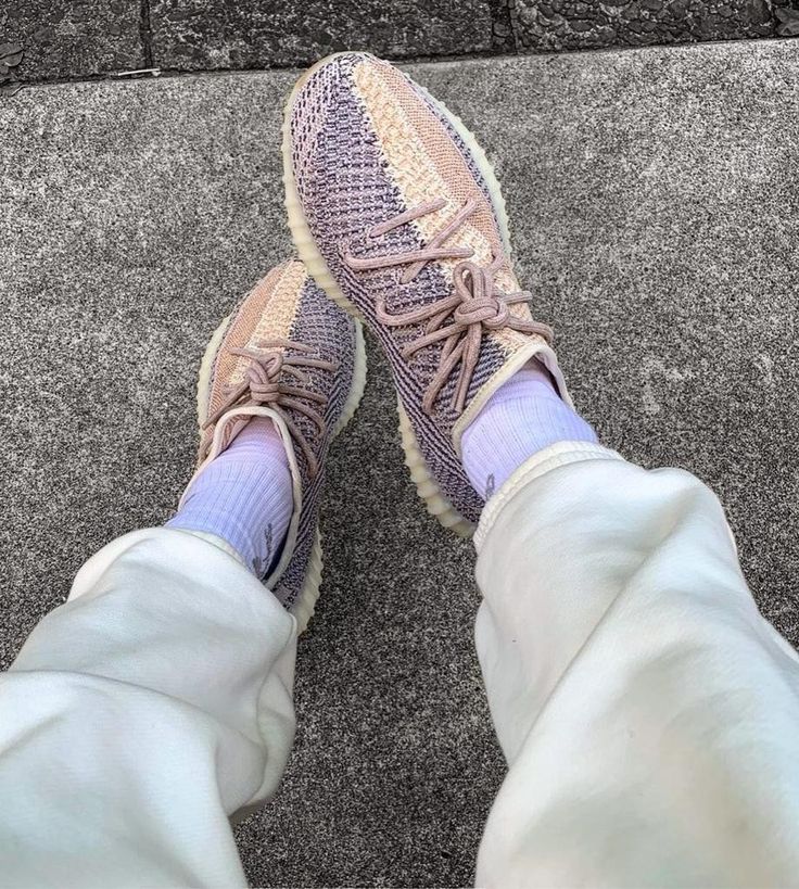 Adidas Yeezy Boost 350 V2 Ash Pearl GY7658 gedragen met lichte broek, waarbij de beige en grijze tinten van de sneaker duidelijk naar voren komen